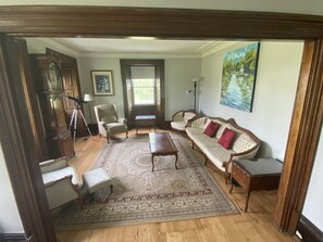 Smart TV, books, stereo - Heritage Stone House on the Rideau Canal (Merrickville)