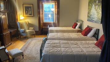 5 quartos, escrivaninha, ferros/tábuas de passar roupa, berço de viagem