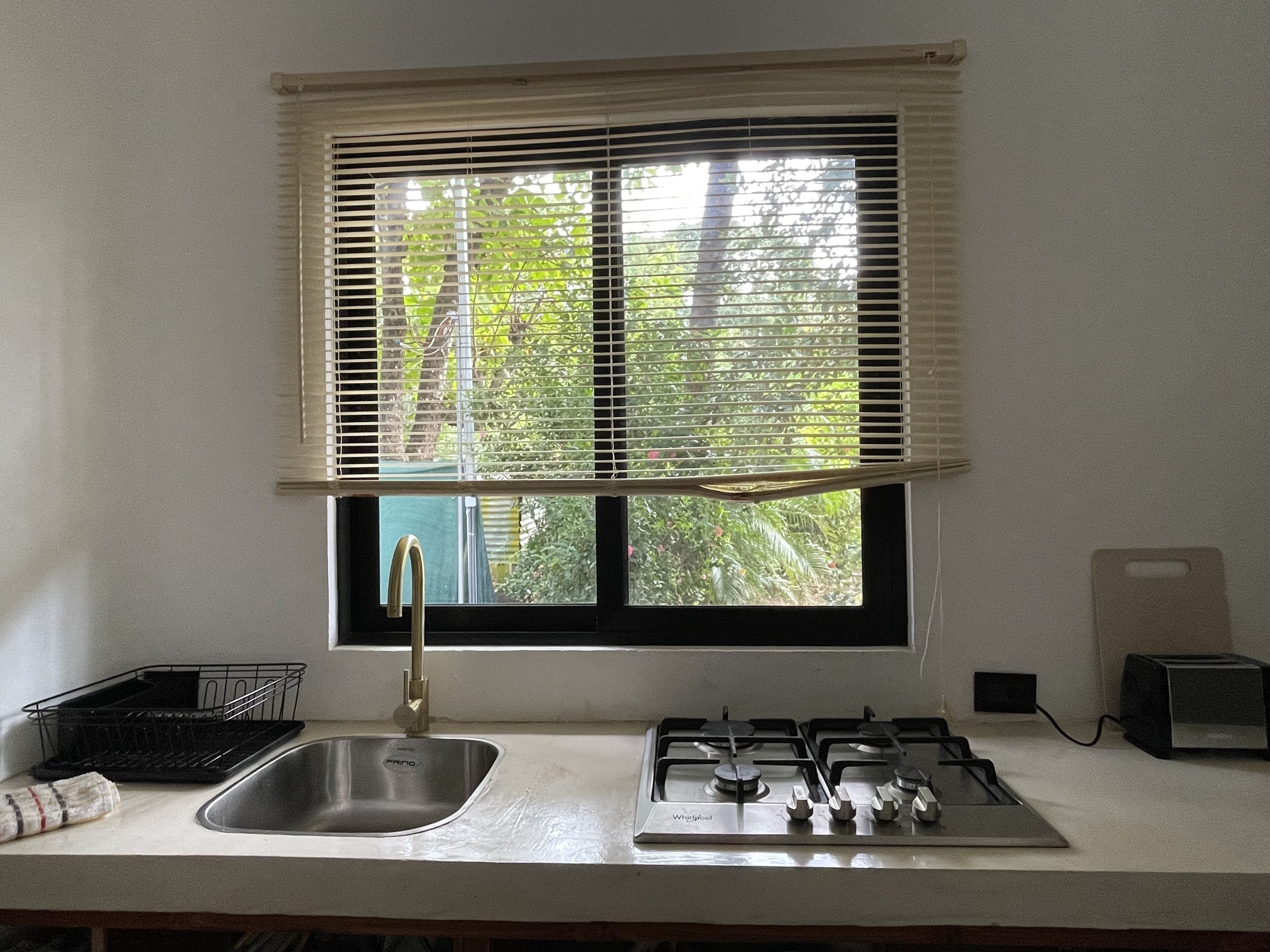 Kühlschrank, Herdplatte, Wasserkocher mit Kaffee-/Teezubehör