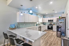 Fridge, microwave, stovetop, dishwasher