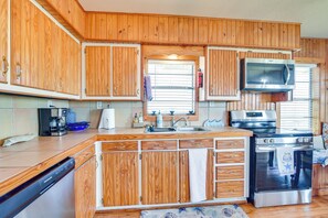 Fridge, microwave, stovetop, dishwasher