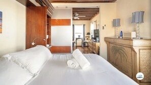 1 dormitorio, tabla de planchar con plancha, wifi y ropa de cama