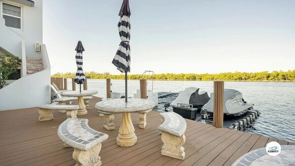 Outdoor dining - Komffy Waterfront Studio w/King Bed and Free Parking (Hollywood)