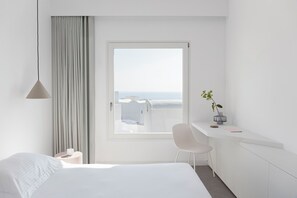 Suite with Private Heated Plunge Pool & Partial Sea View | Premium bedding, minibar, in-room safe, individually decorated - Neo Suites (Santorini)