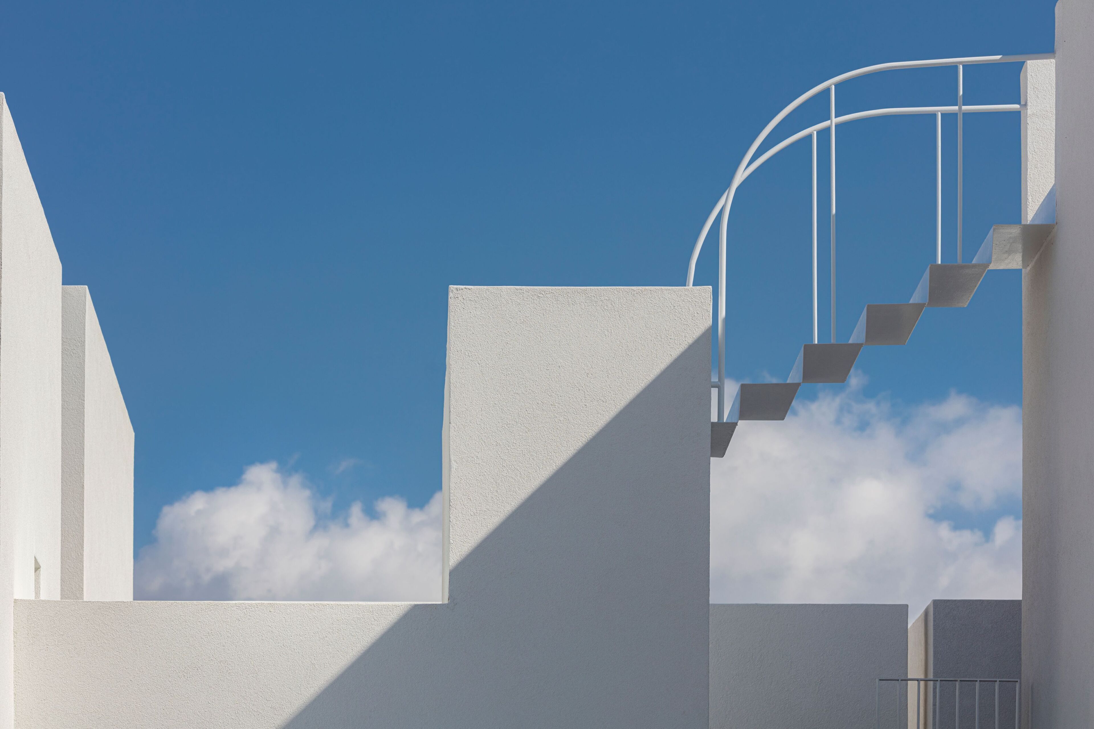 Un edificio moderno con una escalera que conduce a un nivel superior.