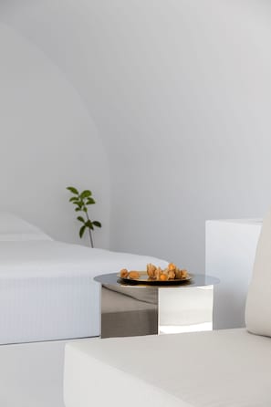 Premium bedding, minibar, in-room safe, individually decorated - Neo Suites (Santorini)