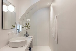 Phòng Suite Superior | Phòng tắm | Buồng tắm vòi sen, đồ dùng nhà tắm được thiết kế riêng, máy sấy tóc 