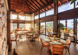 Se sirven desayunos y cenas (con vistas a la playa) 