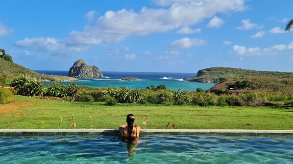 Outdoor pool, pool umbrellas, pool loungers -  NANNAI Noronha (Fernando de Noronha)