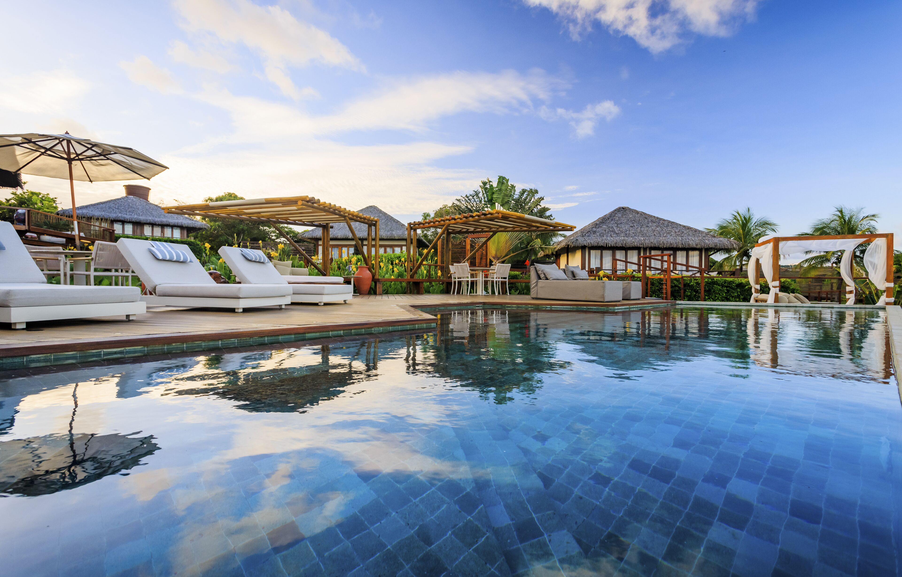 Piscina externa, guarda-sóis, espreguiçadeiras