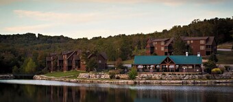Luxury Lodge • Branson • Pool • Lake • Golf • Silver Dollar City • Table Rock