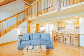 Smart TV, fireplace, DVD player - Cozy 4BD Chalet in Branson w/ pool, lake, golf, and activities! (Branson West)