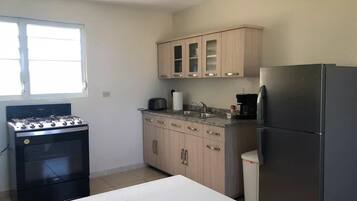 Køleskab, mikrobølgeovn, ovn, kogeplade