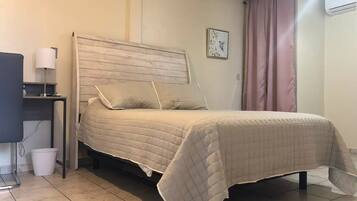 9 sovrum, värdeförvaringsskåp på rummet och skrivbord