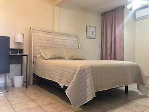 9 habitaciones, caja de seguridad en la habitación y escritorio