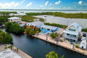 A waterfront property with multiple buildings, a dock, and a marina. - Reel Paradise | Boating & fabulous sunsets (Big Pine Key)