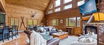 Beautiful Log Cabin! Hot-Tub, Bonfire & Private Yet 4 Mins to Downtown!
