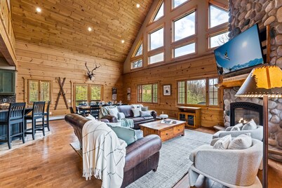 Beautiful Log Cabin! Hot-Tub, Bonfire & Private Yet 4 Mins to Downtown!