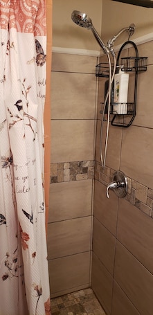 Shower, towels, soap, shampoo. Studio Cabin on Grand Lake near Bernice State Park
53996 E 270RD, Afton OK 74331
