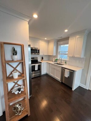 Frigorifero, microonde, forno, piano cottura