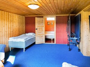 Una habitación con una cama, un escritorio con una silla y una ventana.