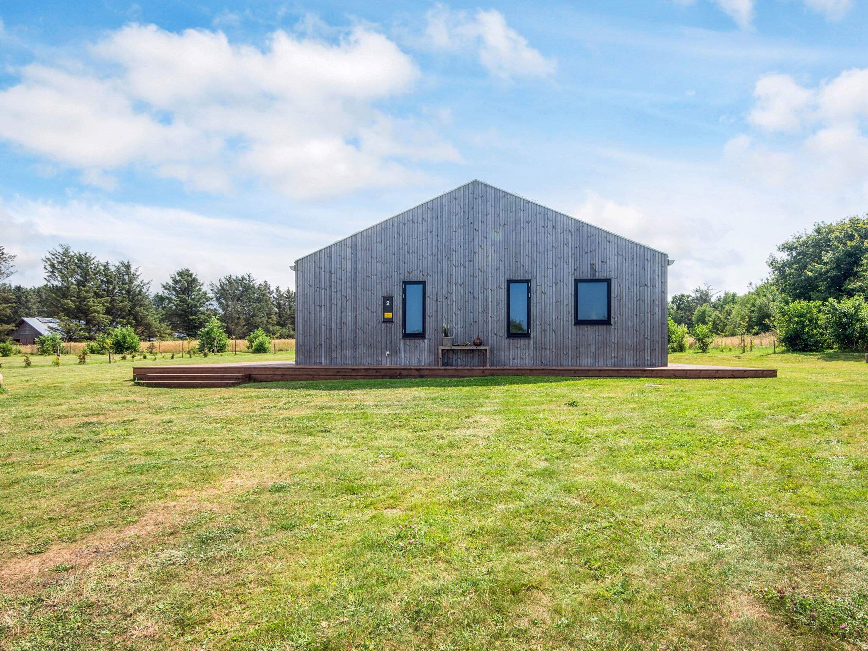 Un bâtiment moderne, de plain-pied, doté d’un toit plat, d’un petit porche et d’une plaque portant le numéro « 2 », indiquant le numéro de l’unité.