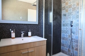 Handtücher, Seife, Shampoo, Toilettenpapier
