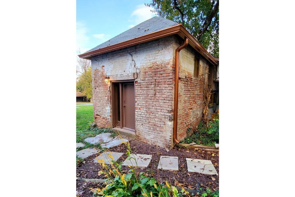 Cool Smokehouse on historic Manor House grounds!