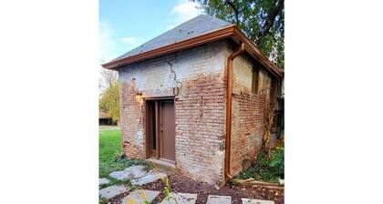 Cool Smokehouse on historic Manor House grounds!