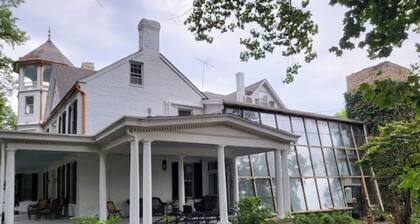 Cool Smokehouse on historic Manor House grounds!
