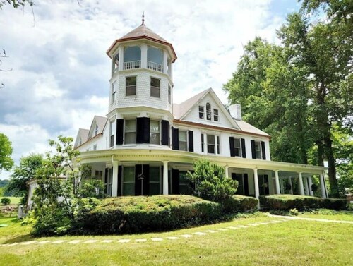 Cool Smokehouse on historic Manor House grounds!