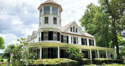 Cool Smokehouse on historic Manor House grounds!