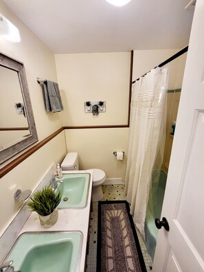 Haartrockner, Handtücher, Seife, Shampoo