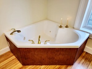 Baignoire à jets, sèche-cheveux, serviettes fournies, savon