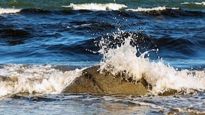 A beach with waves crashing onto the shore. - 4 Star Holiday Home in Ebeltoft (Ebeltoft)