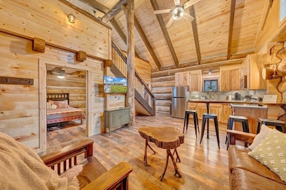 Real Log Cabin w/ Trout Pond close to Mcaffee Knob, Dragons tooth, Tinker Cliffs