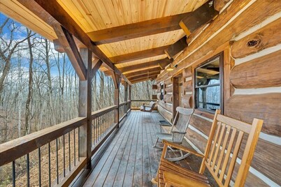 Real Log Cabin w/ Trout Pond close to Mcaffee Knob, Dragons tooth, Tinker Cliffs