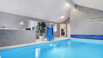 Casa | Alberca | Alberca techada y alberca al aire libre