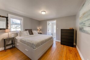 3 habitaciones, escritorio y tabla de planchar con plancha 
