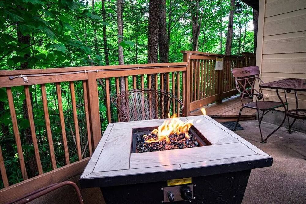 Cozy 1BD Lodge w\/ HOT TUB! Fire Pit & Views!