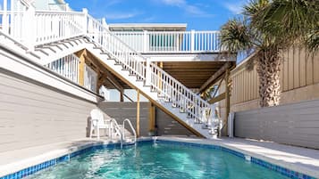 Hồ bơi ngoài trời