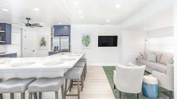 Condo, nhiều giường, có thể sử dụng hồ bơi, quang cảnh hồ bơi (House - No Pets Allowed) | Khu ăn uống