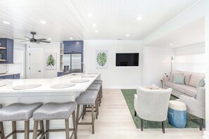 公寓式客房, 多张床, 使用泳池, 泳池景观 (House - No Pets Allowed) | 用餐