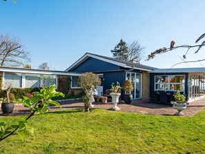 A modern house with a brick patio, potted plants, and a clear blue sky. - 6 Person Holiday Home in Borkop (Borkop)