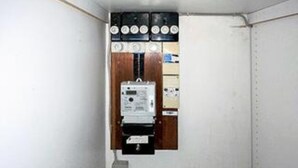 Un cuarto de servicio con paneles eléctricos y un tablero de control.