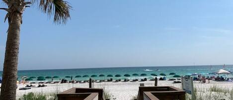 Espreguiçadeiras, toalhas de praia