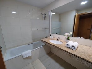 Shower, hair dryer, bidet, towels