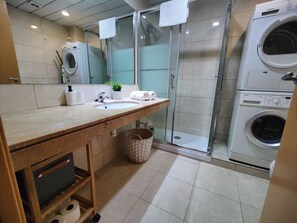 Ducha, secador de pelo, bidé y toallas