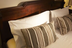 Chambre Double Premium, 1 chambre, non-fumeurs, vue fleuve | Literie hypoallergénique, coffres-forts dans les chambres