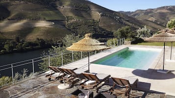 Piscina stagionale all'aperto, ombrelloni da piscina, lettini